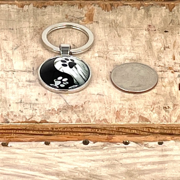 Yin Ying Taiji Animal Paws Key Chain, Black, White - Picture 3 of 4